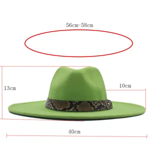 Grüner Wollfilz-Fedora-Hut mit Schlangenmuster-Gürtel und breiter Krempe, Detailansicht.