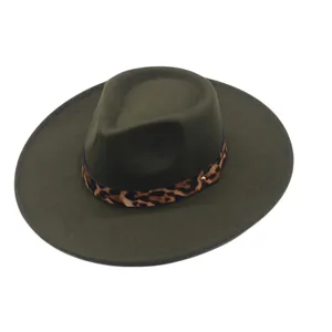 Vue détaillée du chapeau fedora en laine vert foncé avec bande imprimé léopard et bord plat.