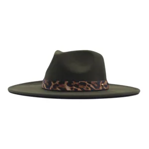 Chapeau fedora en feutre vert foncé à large bord avec élégante bande imprimé léopard.