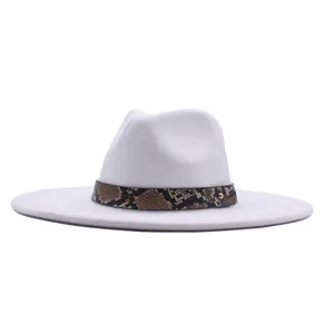 Weißer Wollfilz Fedora Hut mit stylischem Schlangenmustergürtel und Metallniete Unisex.