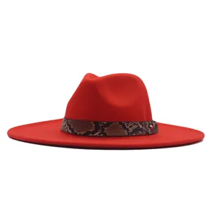 Detailansicht des roten Fedora Hutes mit breiter Krempe und modischem Schlangenhaut-Gürtel.