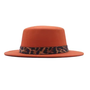 Vue détaillée du chapeau plat en laine orange doté d'un élégant ruban imprimé léopard.