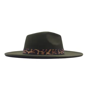 Détail chapeau feutre vert, large bord chapeau laine avec bande imprimé léopard.