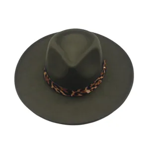 Gros plan détaillé du chapeau fedora en feutre de laine vert foncé avec ruban léopard.