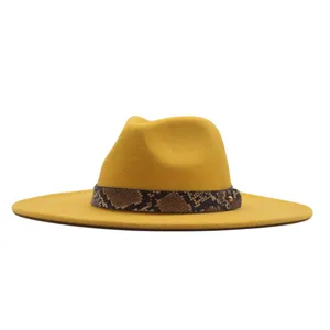 Detailansicht des gelben Fedora Hutes mit einem stilvollen Schlangenmuster Gürtelband.