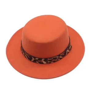 Chapeau jazz plat en laine orange avec lanière en cuir léopard pour femme automne hiver.