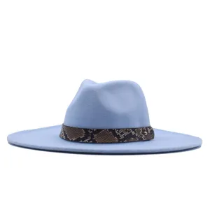 Hellblauer Fedora Hut Detailaufnahme, mit stylischem Schlangenmustergürtel und weichem Filz.