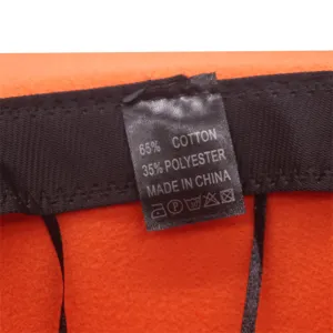 Vue détaillée de l'étiquette de lavage intérieure montrant la composition du chapeau.