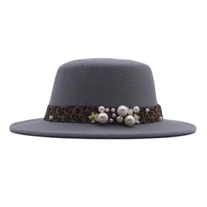 Sombrero fedora plano de lana gris con cinta de leopardo y decoración de perlas.