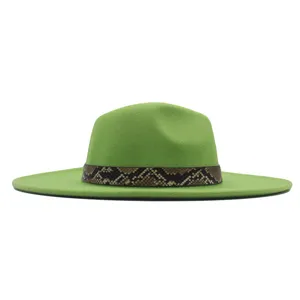 Grüner Fedora-Hut im Detail mit breiter Krempe und stilvollem Schlangenmuster-Lederband.