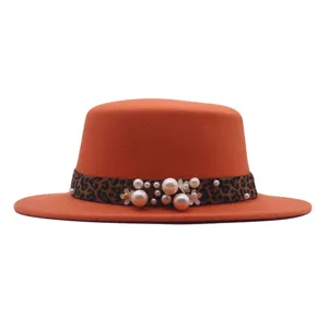 Sombrero naranja elegante con cinta de leopardo y perlas delicadas para un estilo único.