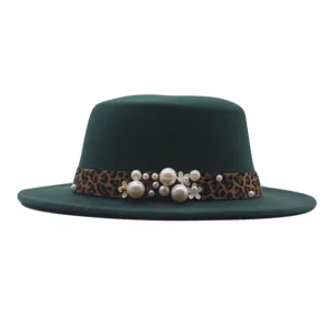Sombrero fedora verde con banda de leopardo y detalles de perlas, vista detallada.
