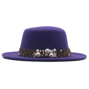 Sombrero fedora plano de lana morada con banda de perlas estampado leopardo detalle moda