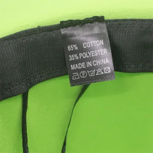 Detaillierte Ansicht des inneren Waschetiketts mit Materialangabe für den Filzhut.