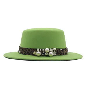 Sombrero fedora plano verde con cinta de leopardo y detalles de decoración de flores de perlas.