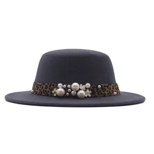 Clásico sombrero fedora gris de ala plana con banda de leopardo y perlas para el otoño estilo.