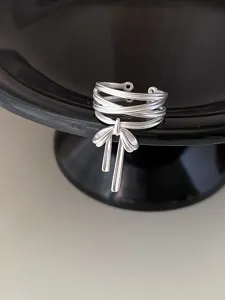 Nahaufnahme des silbernen mehrsträngigen Schleifenrings im Detail mit feinem minimalistischem Stil.