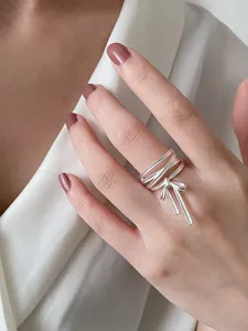Silberner mehrsträngiger Schleifen Ring elegante gekreuzte Quasten Öffnung Schmuck Damen