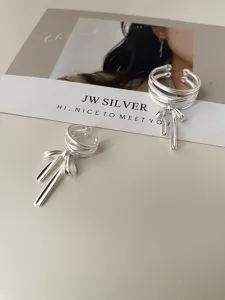 Silberner Schleifen Ohrmanschette Detail, minimalistischer mehrschichtiger offener Ring.