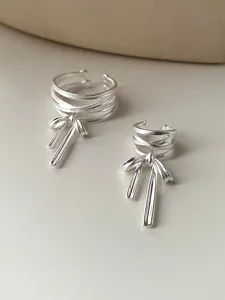 Minimalistischer silberner Schleifen Lagen verstellbarer Ring Quaste Ohrkappe modischer Schmuck