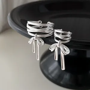 Silberne Schleife Ohrklemme und Ring Set, minimalistisches Kreuzlinien Offenes Design.
