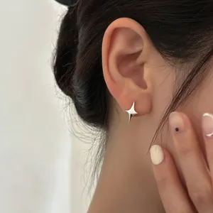 Minimalistische vierpuntige ster oorbellen, delicate metalen details voor dagelijks.