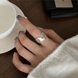 Anillo ancho de plata mate para mujer, diseño abierto creativo e irregular, estilo punk chic.