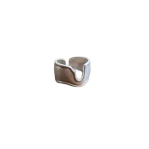 Anillo abierto ancho mate de moda con diseño de muesca único, joya punk genial para mujeres.