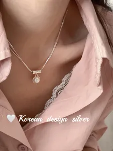 Collier pendentif perle exquis pour femmes, design de niche élégant chaîne clavicule.