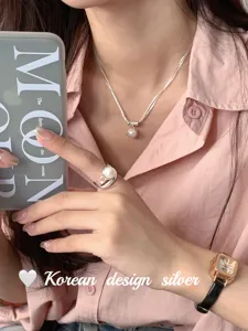 Ensemble collier pendentif perle et bague exquis, chaîne de clavicule au design de niche.