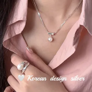 Collier pendentif perle argenté et bague assortie, bijou chic et élégant pour femme.