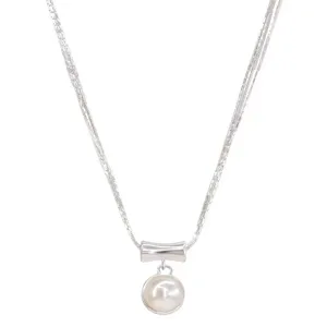 Collier multi-brins argenté avec tube métallique incurvé et pendentif perle pour femmes.