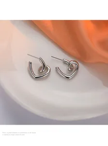 Boucles doreilles coeur argentees design geometrique minimaliste style chic cool mode femmes