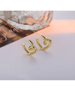 Boucles d'oreilles clous cœur en or pour femmes, bijoux d'oreilles chic minimaliste.