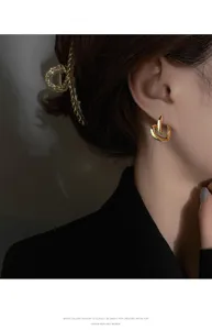 Boucles d'oreilles cœur abstraites dorées pour femmes, cloisons géométriques minimalistes.