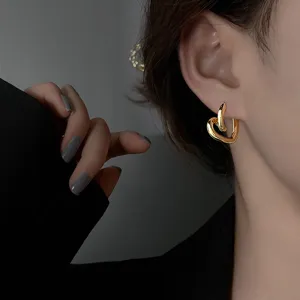 Boucles d'oreilles cœur abstrait dorées image principale, clous d'oreilles géométriques femme.