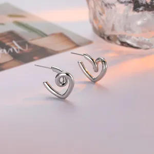 Boucles d'oreilles cœur argentées pour femmes, design cool minimaliste bijou chic.