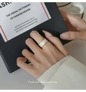 Prachtige brede geglazuurde geometrische ring voor dames, stijlvolle open metalen band, chique sieraad.