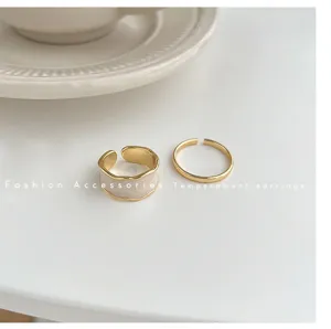 Gedetailleerd overzicht van de elegante open ringen set met wit emaille en goud.