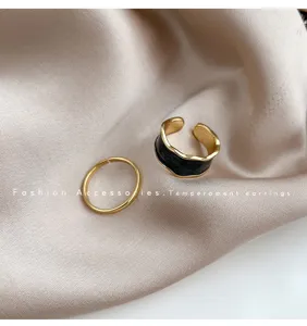 Prachtige goudkleurige ringenset met brede geometrische emaille ring en slanke band.