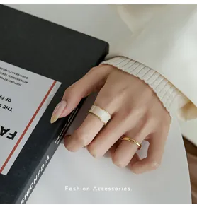 Prachtige geglazuurde geometrische ring, elegant minimalistisch open ontwerp voor dames.