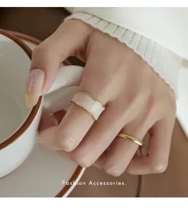 Elegante geometrische brede ring met glazuur en gouden rand, stijlvol damesjuweel.