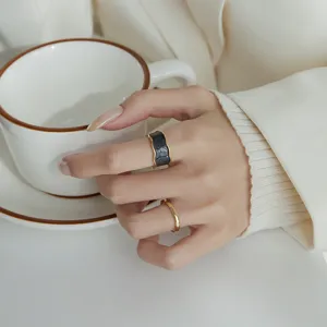 Prachtige brede geometrische geëmailleerde ring voor vrouwen, elegante gouden vingersieraden.
