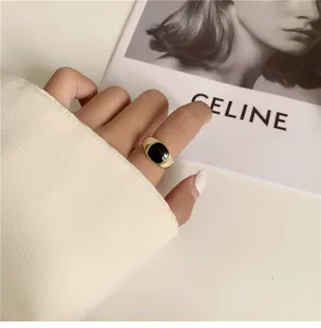 Gros plan détaillé de la bague dorée vintage française avec un émail noir géométrique élégant.