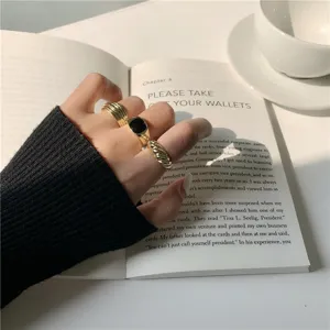 Bague géométrique rétro française avec émail noir, anneau ouvert élégant pour femmes.