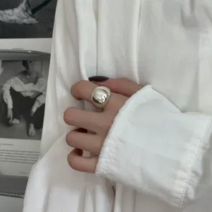 Anello a cupola argentato da donna, anello liscio minimalista, gioiello alla moda.