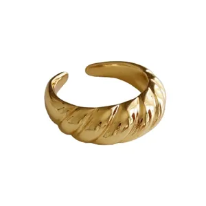 Bague ouverte géométrique dorée élégante style rétro français, bijoux de doigt tendance chunky.