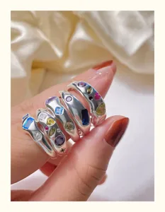 Bunte Zirkonia gestapelte Ringe für Damen, trendiger geometrischer Fingerschmuck.
