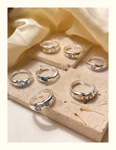 Klobige Silberringe mit bunten Zirkoniasteinen, feine Edelstein-Inlays für schicken Look.