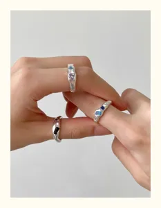 Wunderschöner unregelmäßiger Silberring mit funkelnden bunten Zirkoniasteinen im Alltag.